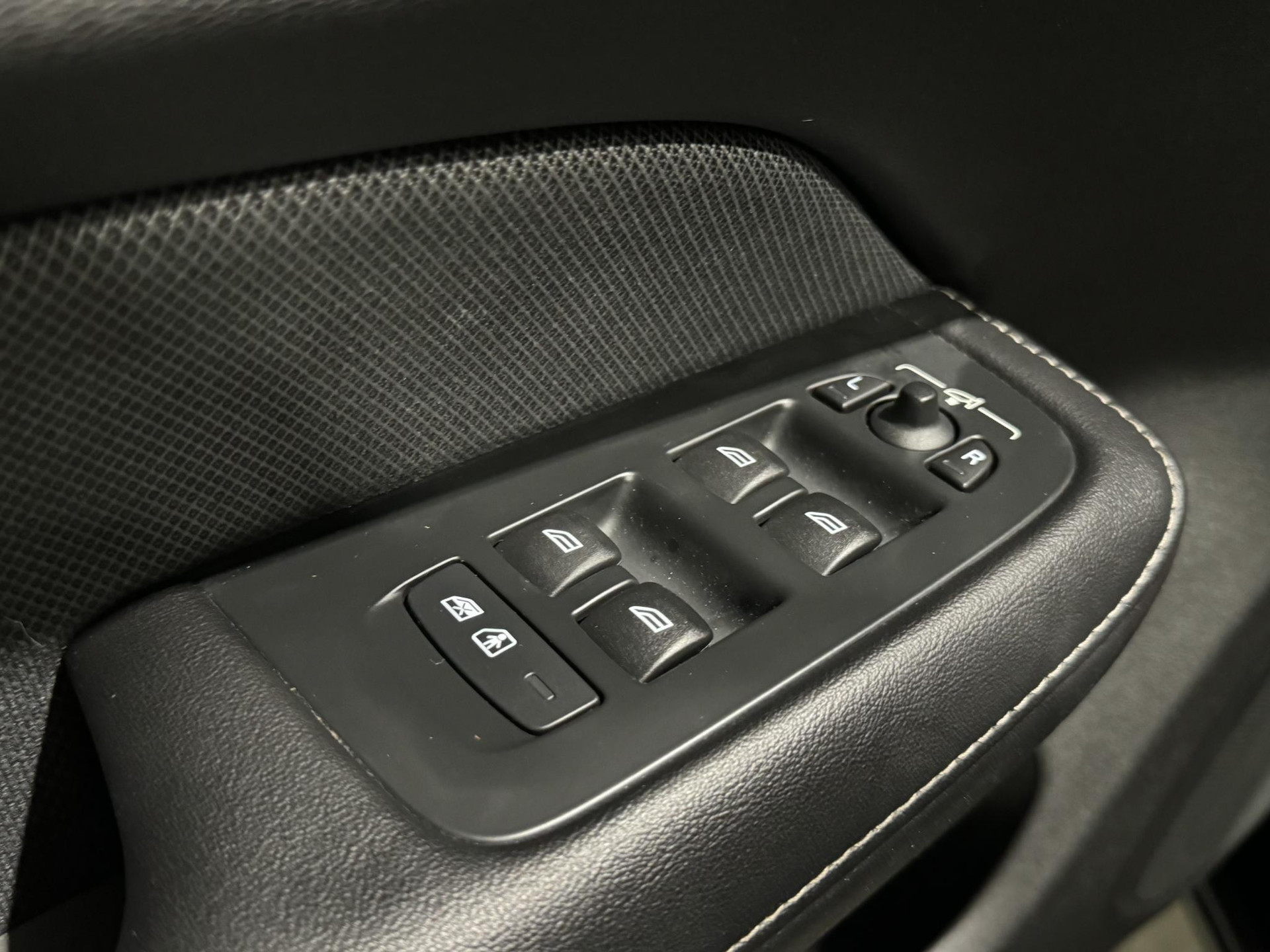 Volvo V60 2.0 T6 Twin Engine AWD R-Design HVL44R