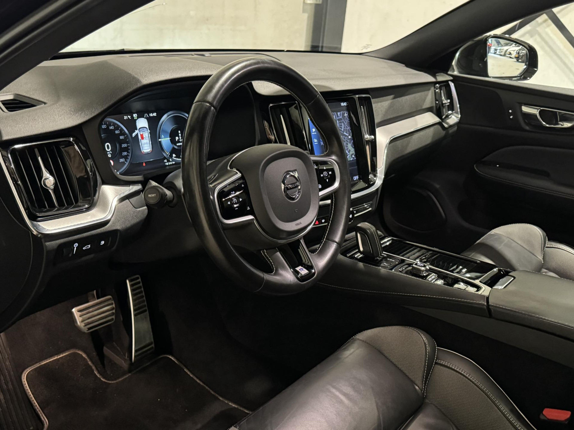 Volvo V60 2.0 T6 Twin Engine AWD R-Design HVL44R