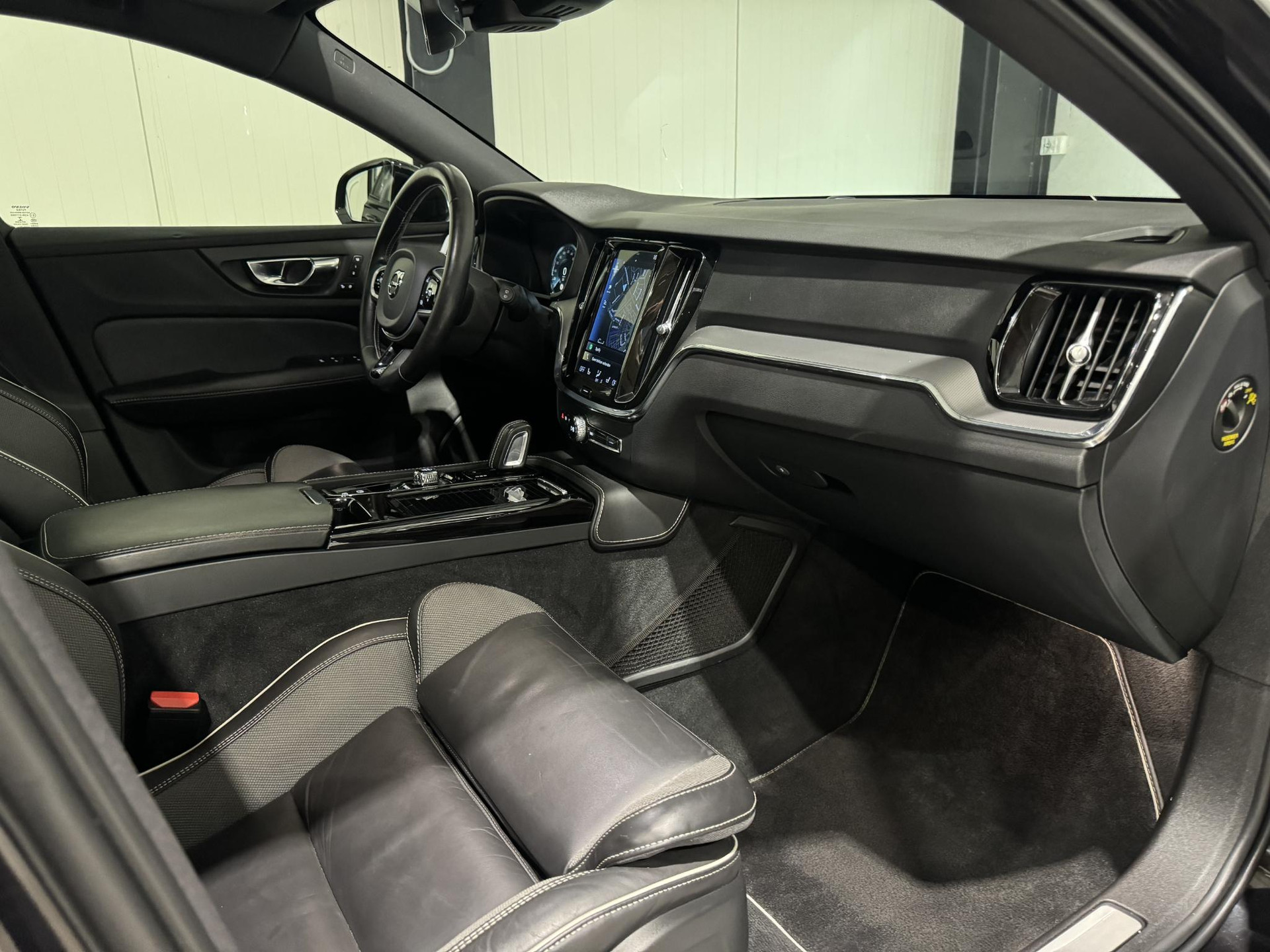 Volvo V60 2.0 T6 Twin Engine AWD R-Design HVL44R