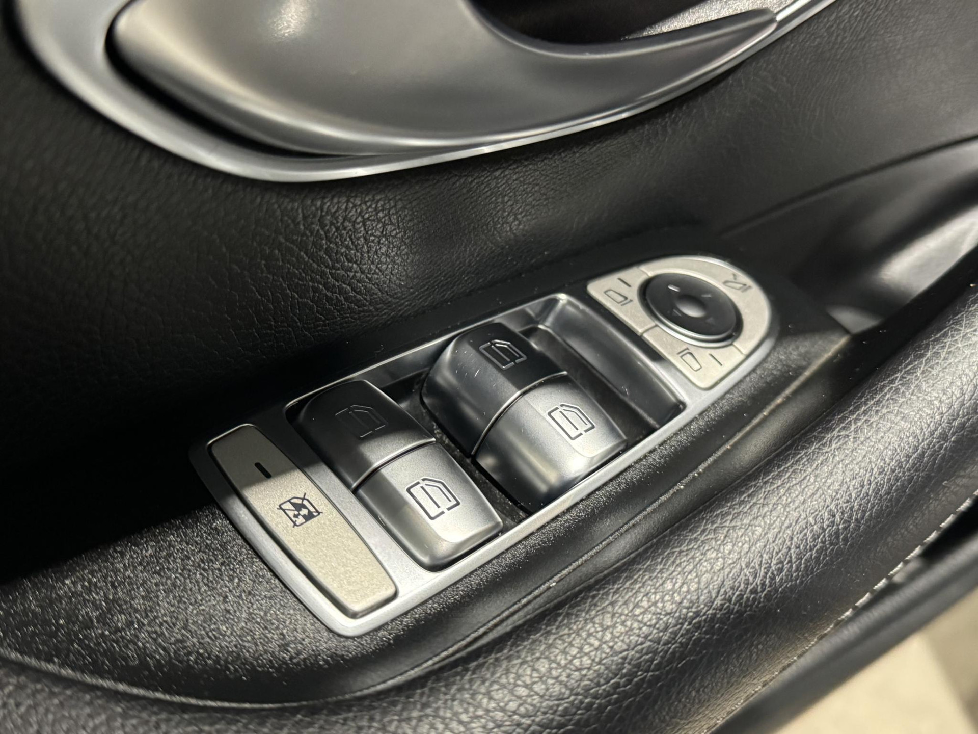 Mercedes-Benz E-Klasse 300 e Business Solution JHH37K