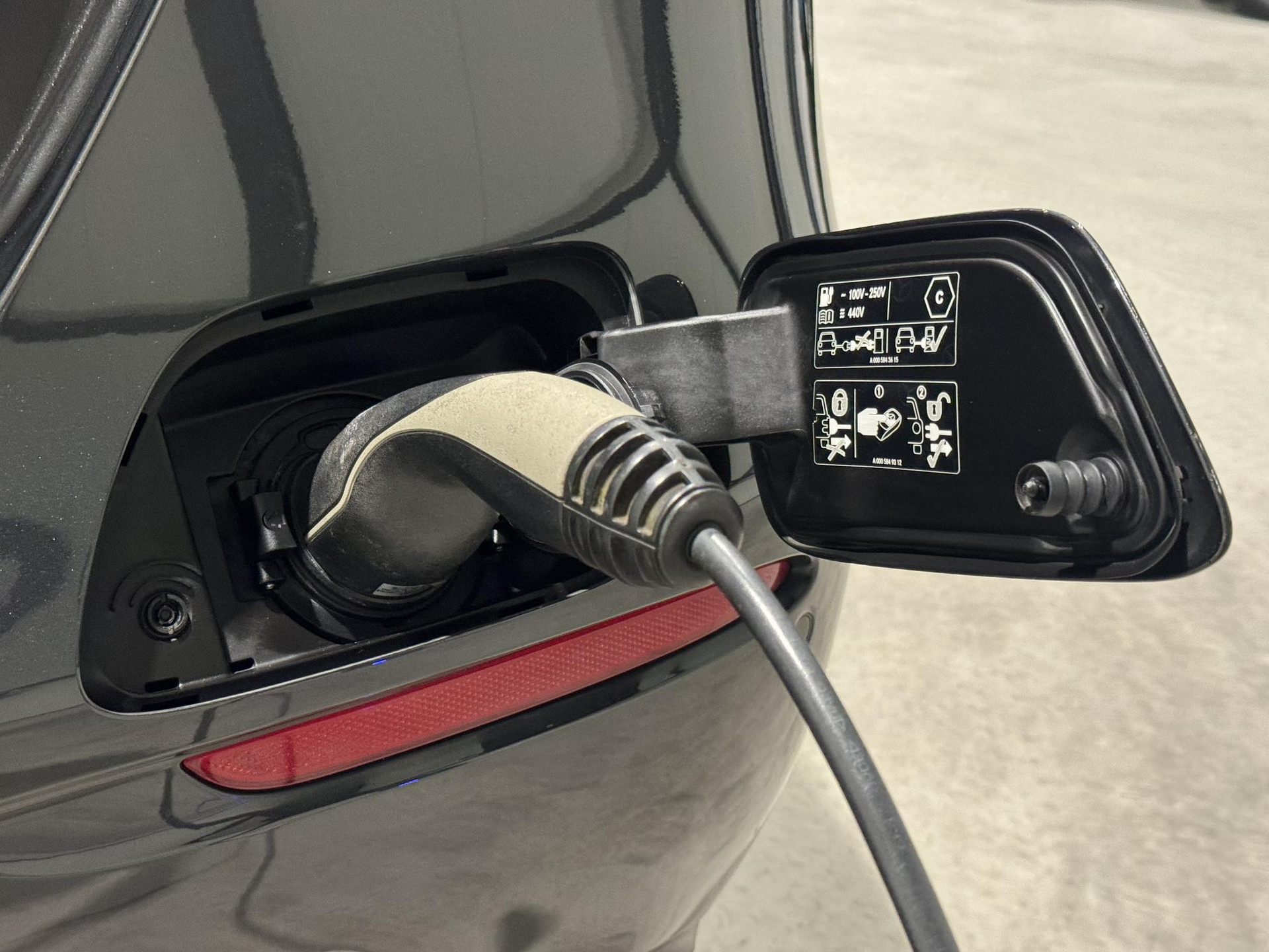 Mercedes-Benz E-Klasse 300 e Business Solution JHH37K