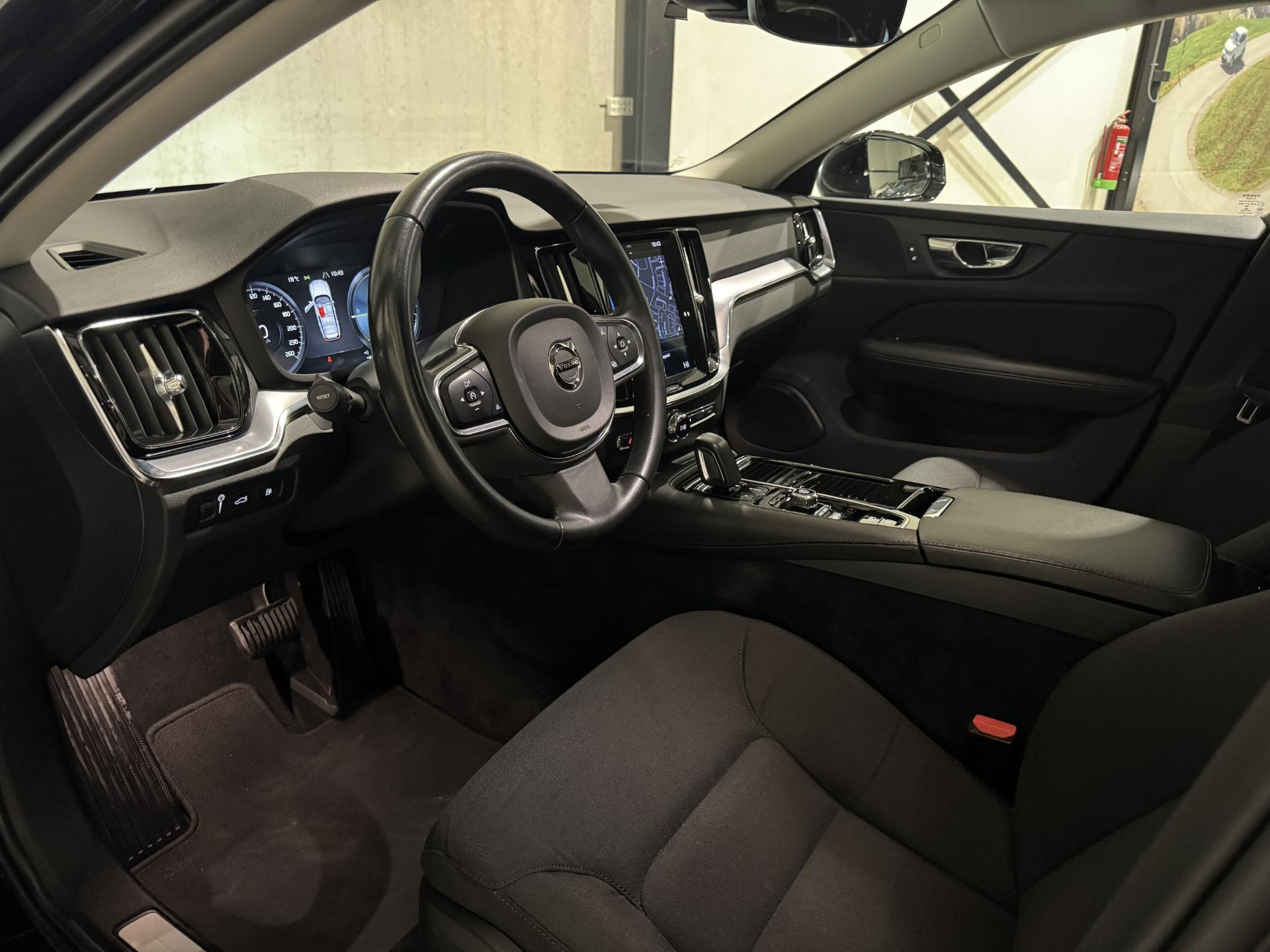 Volvo V60 2.0 T6 Twin Engine AWD Momentum Pro JHS73F