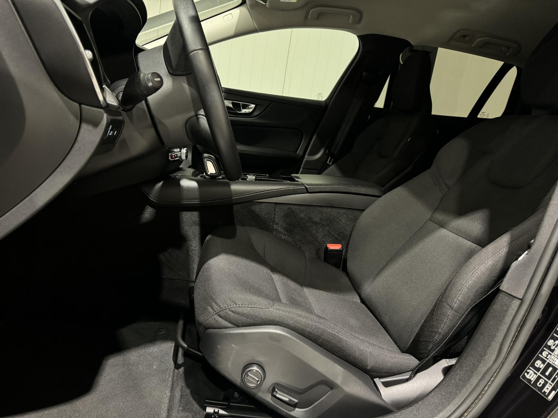 Volvo V60 2.0 T6 Twin Engine AWD Momentum Pro JHS73F