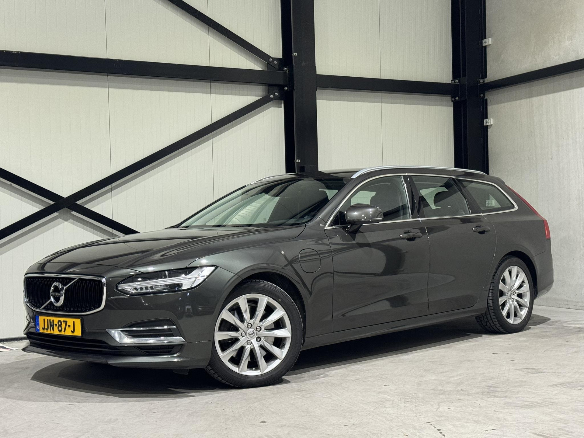 Volvo V90 2.0 T8 AWD Momentum Pro JJN87J