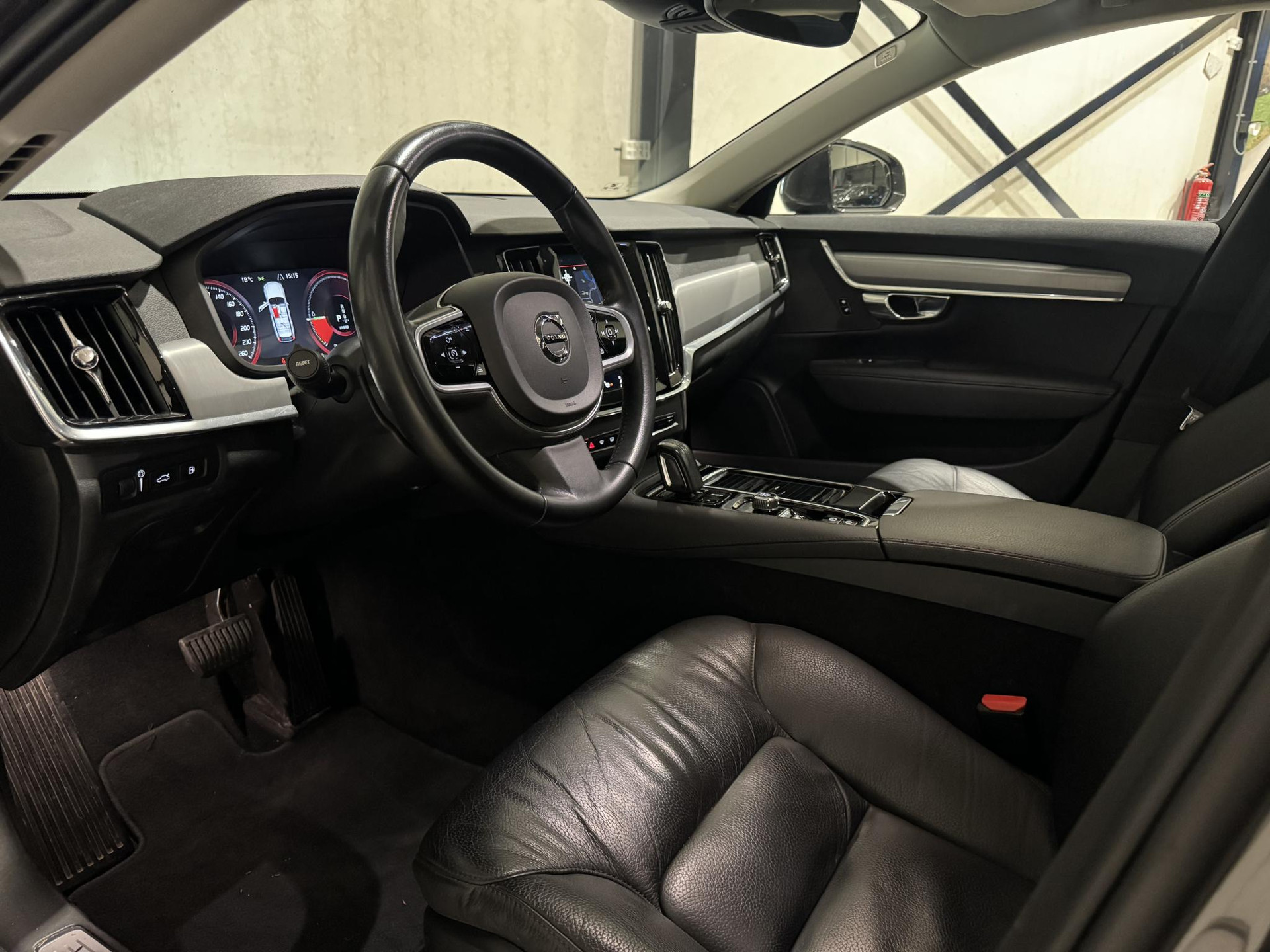 Volvo V90 2.0 T8 AWD Momentum Pro JJN87J