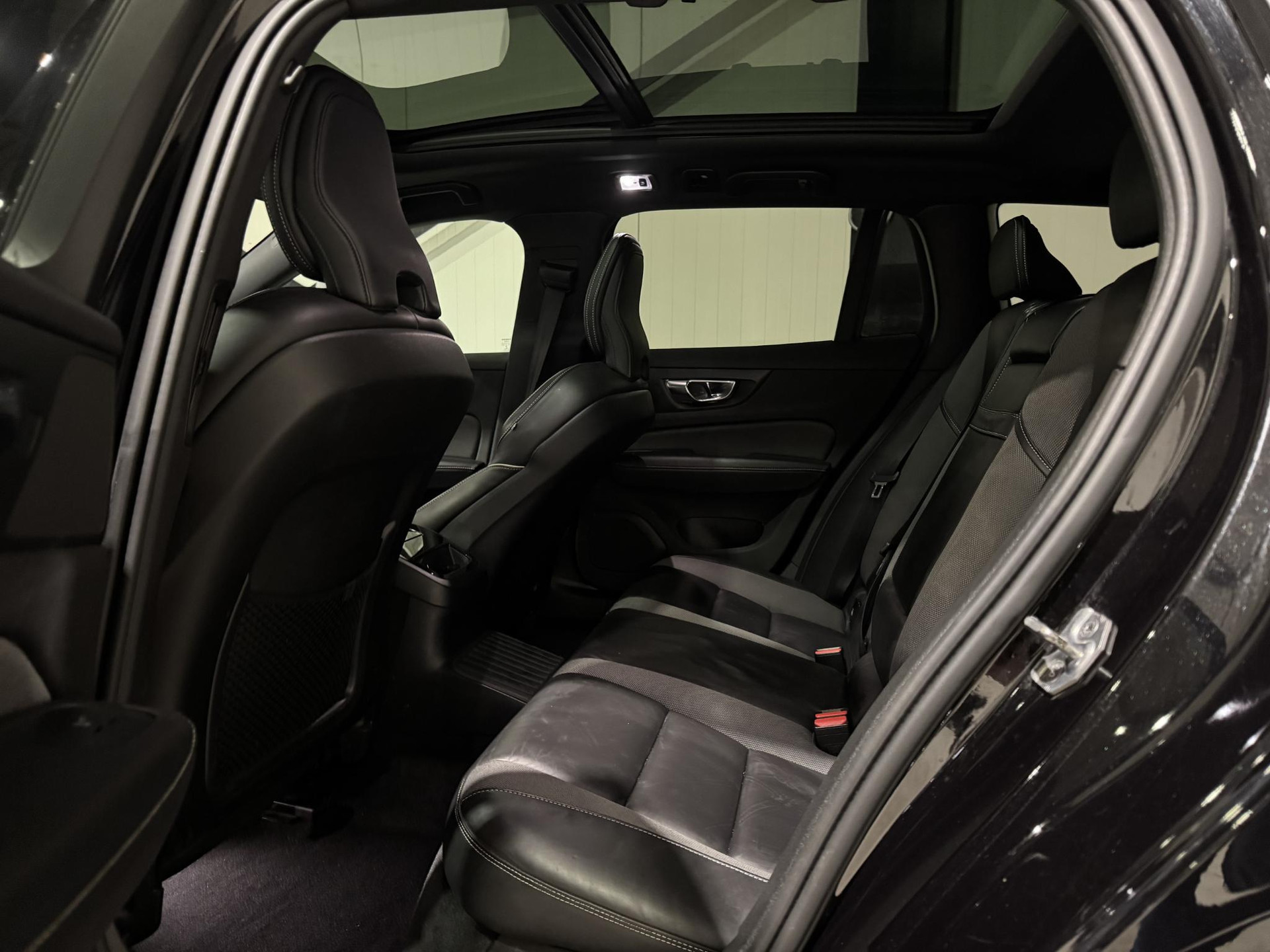 Volvo V60 2.0 T8 Recharge AWD R-Design JZV89F