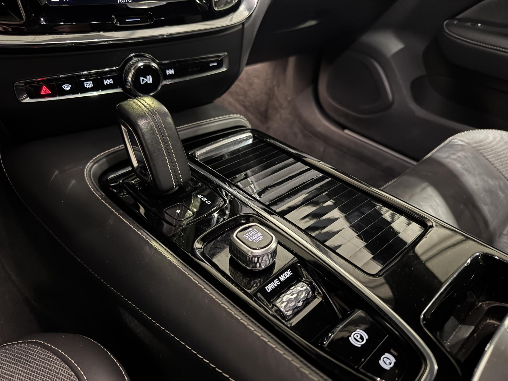 Volvo V60 2.0 T8 Recharge AWD R-Design JZV89F