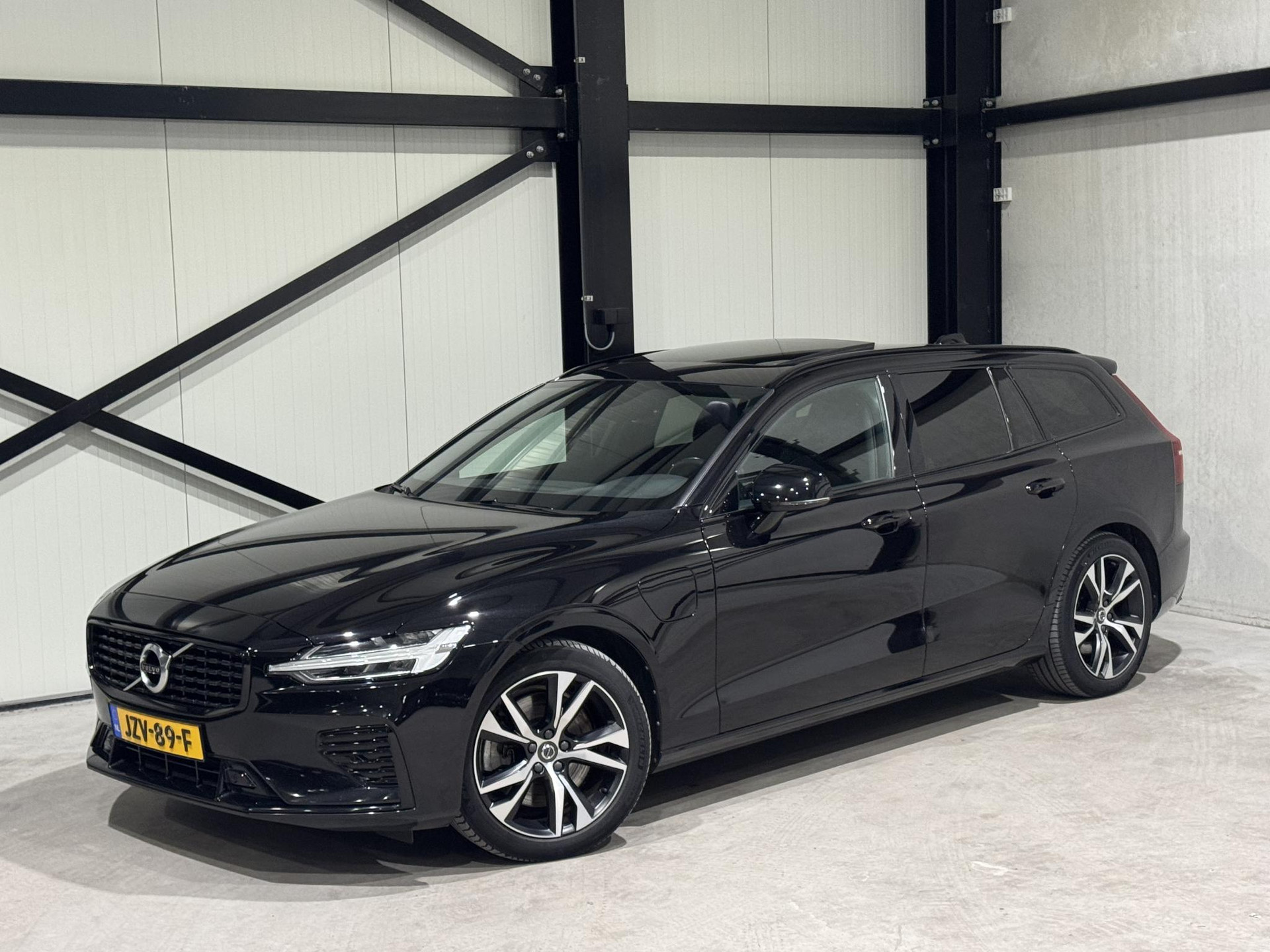 Volvo V60 2.0 T8 Recharge AWD R-Design JZV89F