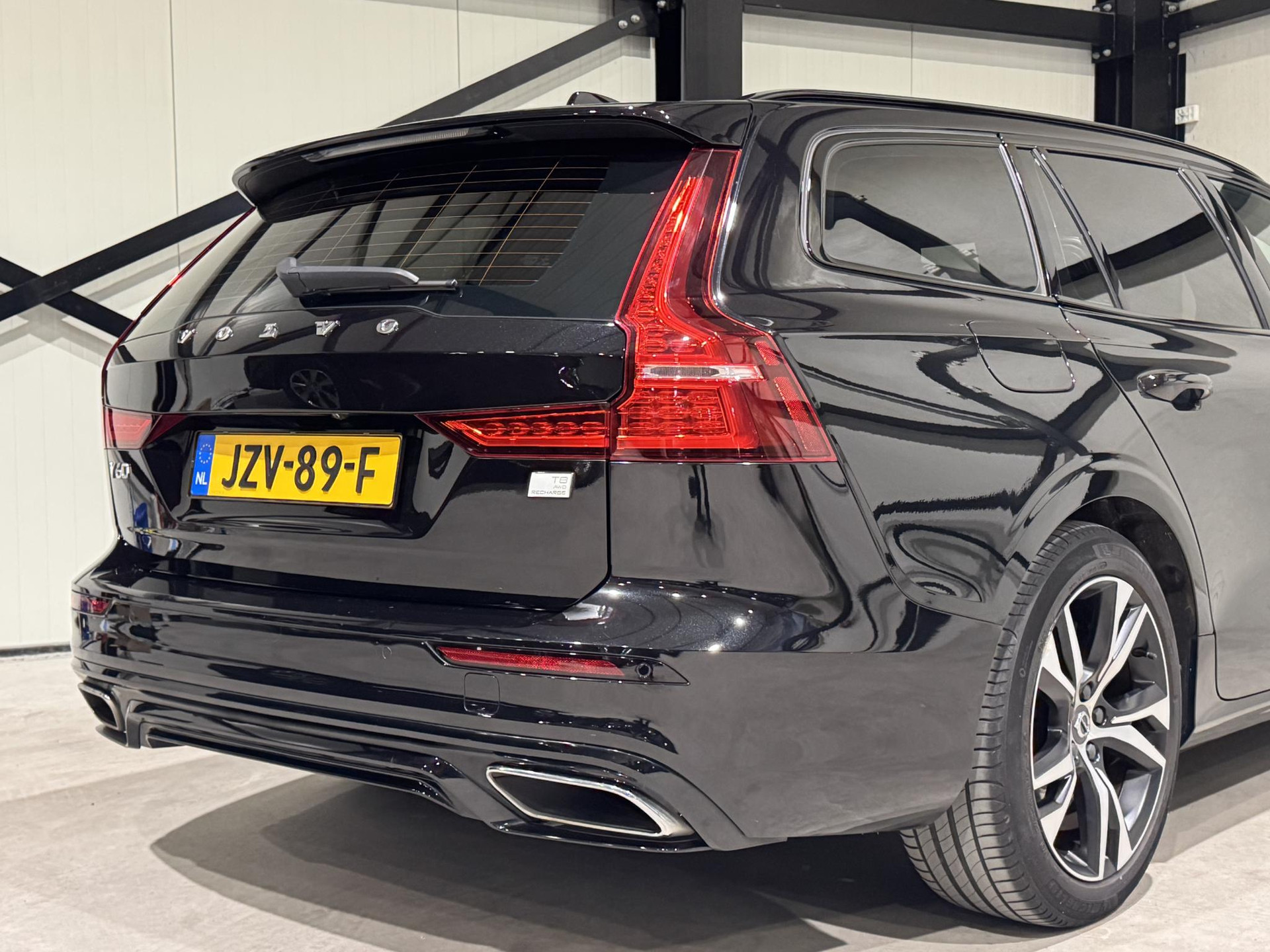 Volvo V60 2.0 T8 Recharge AWD R-Design JZV89F