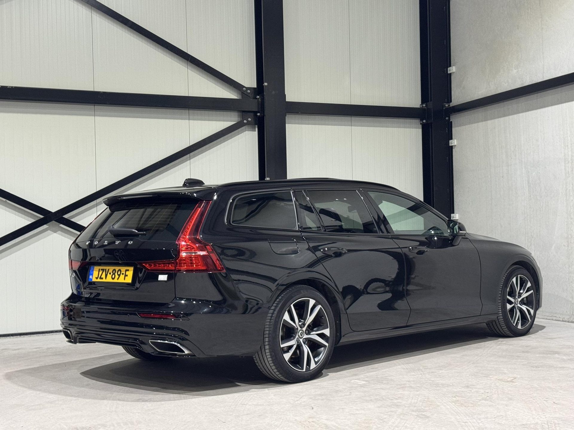 Volvo V60 2.0 T8 Recharge AWD R-Design JZV89F