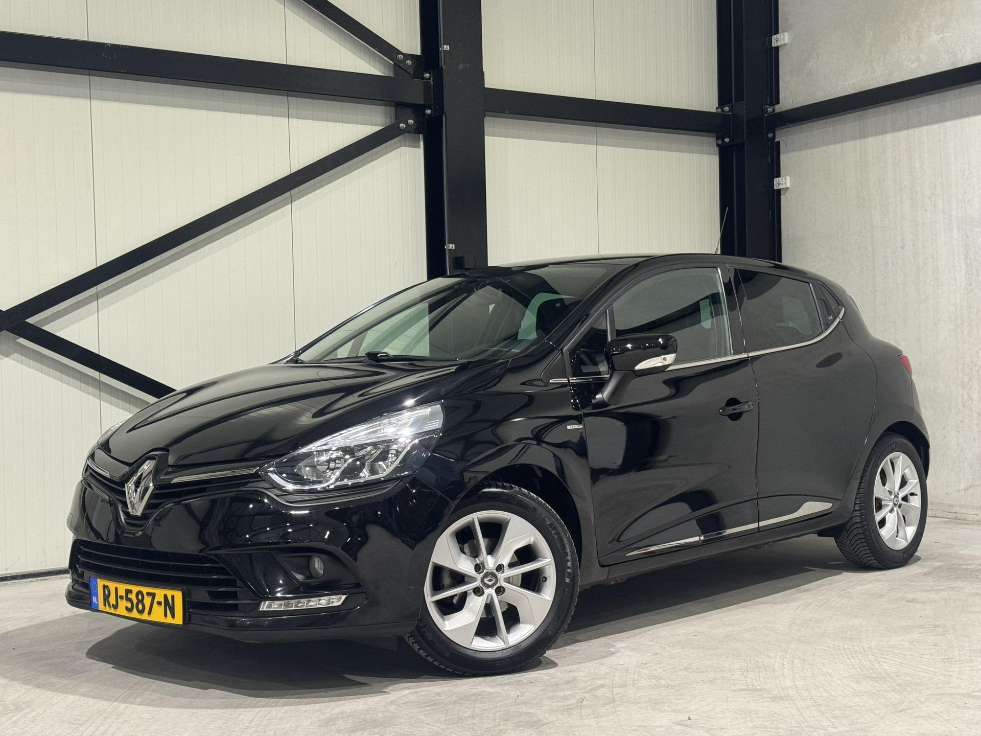 Renault Clio 0.9 TCe Limited RJ587N